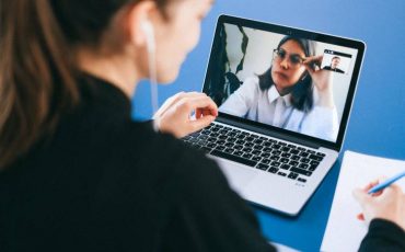 5 Cara Agar Kamera Laptop Jernih Saat Online Meeting