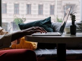 6 Cara Mengatasi Layar Laptop Mati Tapi Mesin Nyala