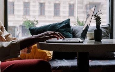6 Cara Mengatasi Layar Laptop Mati Tapi Mesin Nyala