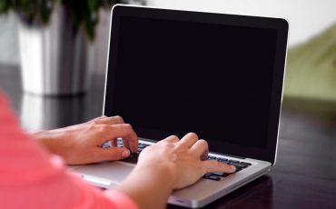 cara mengatasi laptop black screen
