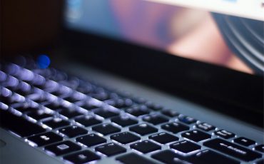 cara menyalakan lampu keyboard laptop