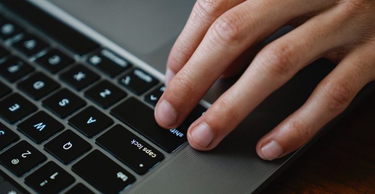 cara mengatasi keyboard laptop mengetik sendiri