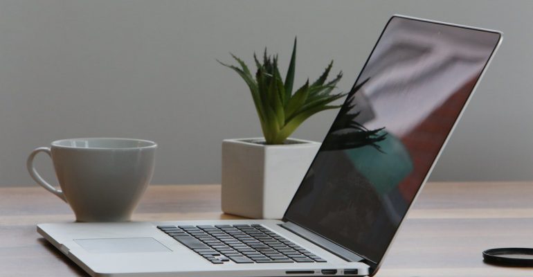 cas laptop yang benar