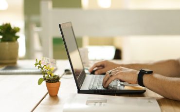 cara balik layar laptop
