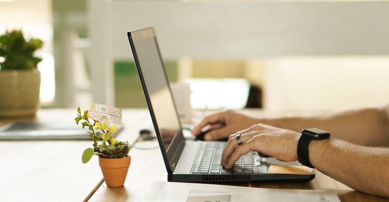 cara balik layar laptop