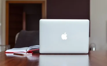 perbedaan macbook dan laptop