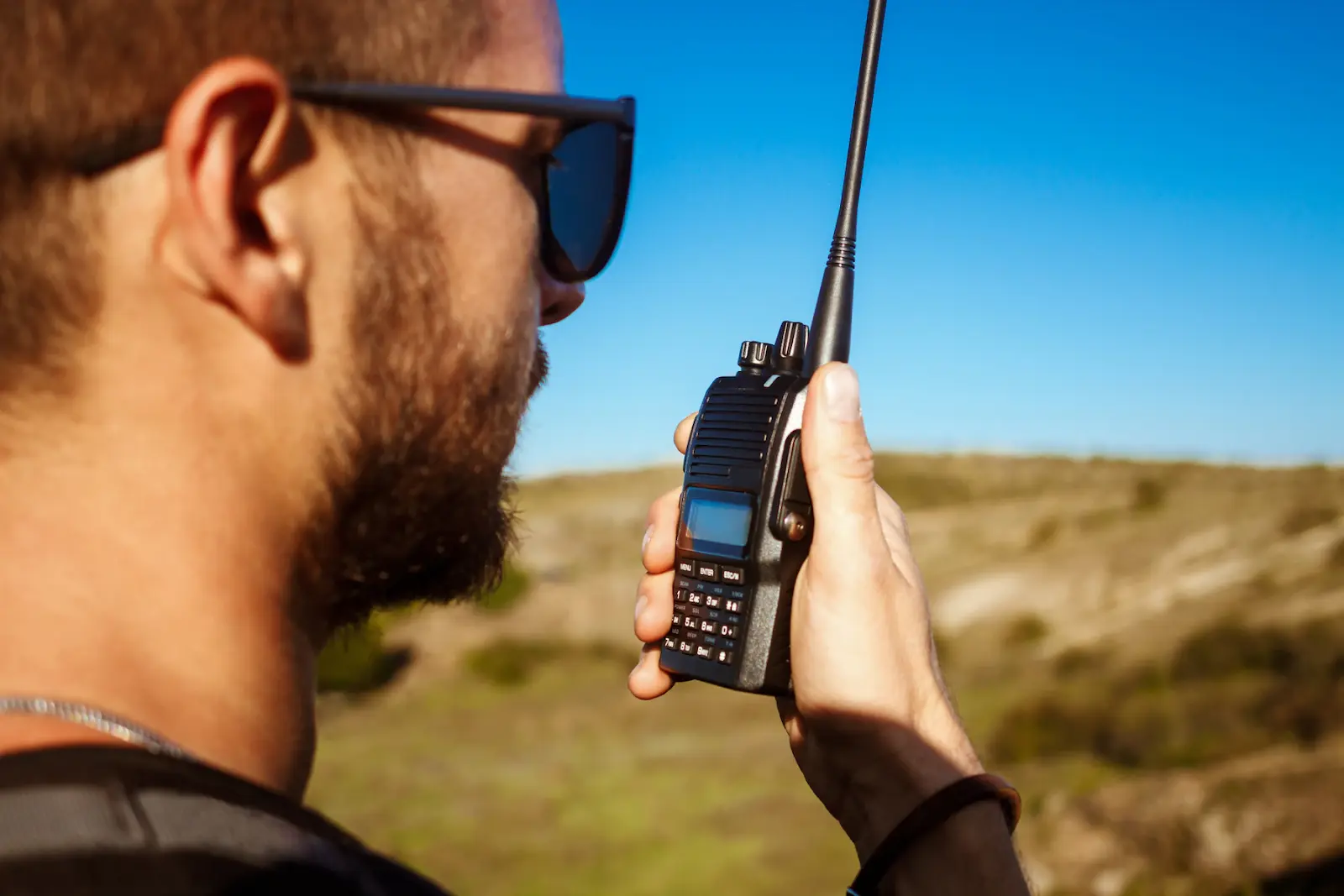 6 Perbedaan Walky Talky dan Handy Talky secara Lengkap