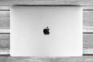 perbedaan macbook air dan pro