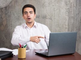 bercak putih di layar laptop