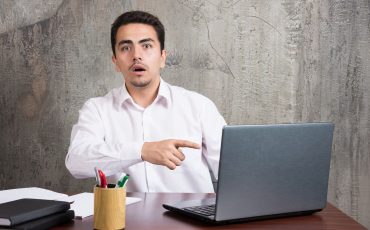 bercak putih di layar laptop
