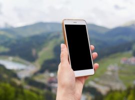 Apakah Anda pernah mengalami masalah ketika tombol power pada ponsel Samsung Anda tidak berfungsi? Ini adalah masalah umum yang bisa membuat frustrasi banyak pengguna. Tidak bisa menghidupkan ponsel tanpa tombol power bisa menjadi situasi yang merepotkan, terutama saat Anda membutuhkan akses cepat ke ponsel. Namun, jangan khawatir! Di artikel ini, kami akan membahas cara menghidupkan HP tanpa tombol power Samsung dengan berbagai metode yang efektif dan mudah diikuti. Dengan solusi ini, Anda dapat mengatasi masalah tersebut tanpa harus repot pergi ke layanan teknis. Mengapa Tombol Power HP Rusak? Tombol power pada smartphone, terutama Samsung, adalah salah satu komponen yang paling sering digunakan. Sayangnya, seiring berjalannya waktu, tombol ini bisa mengalami kerusakan. Penyebabnya bisa bervariasi, antara lain: Penggunaan Berlebihan: Menghidupkan dan mematikan ponsel secara berulang dapat menyebabkan tombol power cepat aus. Kelembapan dan Debu: Kelembapan dapat merusak sirkuit internal tombol, sementara debu yang menumpuk dapat mengganggu fungsinya. Bahan Berkualitas Rendah: Beberapa model ponsel mungkin menggunakan material yang tidak cukup kuat, membuat tombol mudah rusak. Kecelakaan Fisik: Jatuh atau terkena tekanan berlebih dapat menyebabkan tombol tidak berfungsi. Pemasangan Aksesoris yang Salah: Beberapa casing atau pelindung mungkin menekan tombol secara tidak sengaja, yang bisa mengakibatkan kerusakan. 7 Cara Menghidupkan HP Tanpa Tombol Power Samsung Ketika tombol power pada ponsel Samsung Anda tidak berfungsi, ada beberapa metode alternatif yang bisa Anda gunakan untuk menghidupkan perangkat Anda. Berikut adalah tujuh cara yang bisa dicoba: 1. Menggunakan Kombinasi Tombol Volume dan Home Salah satu cara yang paling sederhana dan efektif untuk menghidupkan HP Samsung tanpa tombol power adalah dengan menggunakan kombinasi tombol volume dan tombol home. Langkah-langkahnya: Pastikan ponsel dalam keadaan mati sepenuhnya. Tekan dan tahan tombol Volume Up (naik) dan tombol Home secara bersamaan. Tahan kedua tombol tersebut hingga logo Samsung muncul di layar, kemudian lepaskan. Metode ini bekerja pada banyak model Samsung dan sering kali dapat menghidupkan ponsel yang mati tanpa perlu menggunakan tombol power. 2. Mengaktifkan Fitur Double Tap to Wake Banyak model Samsung terbaru dilengkapi dengan fitur "Double Tap to Wake" yang memungkinkan Anda menyalakan layar hanya dengan mengetuk dua kali. Cara mengaktifkan fitur ini: Buka aplikasi Pengaturan. Pilih opsi Layar atau Tampilan. Temukan dan aktifkan Double Tap to Wake. Setelah mengaktifkan fitur ini, Anda dapat mengetuk dua kali pada layar untuk menghidupkannya, meskipun tombol power tidak berfungsi. Namun, metode ini hanya menghidupkan layar dan tidak bisa digunakan jika ponsel dalam keadaan mati total. 3. Menggunakan Aplikasi Pihak Ketiga Ada beberapa aplikasi di Google Play Store yang dapat membantu Anda menghidupkan ponsel tanpa menggunakan tombol power. Aplikasi ini biasanya menawarkan fitur untuk menghidupkan layar dengan gerakan atau sentuhan. Rekomendasi aplikasi: Gravity Screen: Aplikasi ini secara otomatis menyalakan layar saat Anda mengangkat ponsel. Power Button to Volume Button: Aplikasi ini mengalihkan fungsi tombol power ke tombol volume. Langkah-langkah menggunakan aplikasi: Unduh aplikasi yang diinginkan dari Google Play Store. Ikuti instruksi untuk mengonfigurasi aplikasi sesuai preferensi Anda. 4. Menghidupkan HP dengan Sensor Sidik Jari (Fingerprint) Jika HP Samsung Anda dilengkapi dengan sensor sidik jari, Anda dapat menggunakannya untuk menghidupkan perangkat. Cara menggunakan sensor sidik jari: Pastikan fitur sidik jari sudah diatur dan aktif di pengaturan. Letakkan jari Anda pada sensor sidik jari, dan ponsel akan menyala. Metode ini sangat praktis, terutama jika Anda sudah terbiasa menggunakan sidik jari sebagai metode keamanan. 5. Menggunakan Charger atau Hubungkan ke Laptop Menghubungkan ponsel ke charger atau laptop juga dapat menghidupkan perangkat Anda. Langkah-langkahnya: Colokkan charger ke ponsel Anda. Jika ponsel dalam keadaan mati, dia biasanya akan menyala secara otomatis setelah beberapa detik. Anda juga dapat menggunakan kabel USB untuk menghubungkan ponsel ke laptop, dan ini sering kali dapat menghidupkan perangkat. Metode ini berguna jika ponsel Anda mati karena kehabisan daya. 6. Mengatur Alarm atau Timer untuk Menghidupkan HP Menggunakan fitur alarm atau timer pada ponsel Anda dapat menjadi alternatif untuk menyalakan perangkat. Langkah-langkah: Atur alarm di ponsel pada waktu tertentu. Ketika alarm berbunyi, ponsel akan menyala. Pastikan untuk mengatur alarm dengan benar sebelum ponsel dimatikan. 7. Menggunakan Fitur "Find My Mobile" Samsung Samsung menyediakan fitur "Find My Mobile" yang memungkinkan Anda menghidupkan ponsel dari jarak jauh jika perangkat dalam keadaan mati. Cara menggunakan fitur ini: Kunjungi situs web Find My Mobile Samsung. Masuk dengan akun Samsung Anda. Pilih perangkat yang ingin Anda hidupkan dan pilih opsi untuk menyalakannya. Fitur ini sangat berguna jika Anda kehilangan ponsel atau jika perangkat Anda tidak dapat dinyalakan dengan cara lain. Menghidupkan HP tanpa tombol power Samsung bukanlah hal yang sulit jika Anda tahu caranya. Dari menggunakan kombinasi tombol hingga aplikasi pihak ketiga, ada banyak solusi yang dapat Anda coba. Menggunakan fitur yang sudah ada di ponsel Anda bisa menjadi cara yang cepat dan efektif untuk mengatasi masalah ini. Dengan mengikuti langkah-langkah di atas, Anda dapat dengan mudah menghidupkan ponsel Anda meskipun tombol power tidak berfungsi. Jika Anda mengalami masalah lebih lanjut dengan perangkat mobile Anda atau membutuhkan ponsel berkualitas untuk produktivitas harian, pertimbangkan untuk sewa HP di Indorental. Kami adalah penyedia sewa multimedia dan perangkat IT terlengkap dan tepercaya. Kami menawarkan berbagai jenis ponsel yang sesuai dengan kebutuhan Anda, baik untuk keperluan pribadi maupun bisnis. Proses penyewaan di Indorental sangat mudah: Kunjungi Situs Indorental: Lihat berbagai produk HP yang tersedia untuk disewa di Indorental. Anda bisa memilih tipe HP yang sesuai dengan kebutuhan. Hubungi Indorental: Anda dapat menghubungi Indorental melalui WhatsApp untuk informasi lebih lanjut, konsultasi, atau melakukan pemesanan. Lengkapi Administrasi Sewa: Indorental menyediakan layanan administrasi yang mudah dan cepat. Anda cukup melengkapi beberapa dokumen sederhana, dan perangkat yang Anda butuhkan akan segera tersedia. Perangkat Dikirim Ke Tempat Tujuan: Setiap perangkat yang Anda butuhkan akan segera Indorental kirimkan ke tempat tujuan sesuai dengan permintaan Anda. Jangan ragu untuk menghubungi kami melalui WhatsApp di sini untuk mendapatkan informasi lebih lanjut. Segera dapatkan ponsel berkualitas dengan mudah dan penuhi kebutuhan produktivitas Anda!