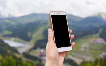 Apakah Anda pernah mengalami masalah ketika tombol power pada ponsel Samsung Anda tidak berfungsi? Ini adalah masalah umum yang bisa membuat frustrasi banyak pengguna. Tidak bisa menghidupkan ponsel tanpa tombol power bisa menjadi situasi yang merepotkan, terutama saat Anda membutuhkan akses cepat ke ponsel. Namun, jangan khawatir! Di artikel ini, kami akan membahas cara menghidupkan HP tanpa tombol power Samsung dengan berbagai metode yang efektif dan mudah diikuti. Dengan solusi ini, Anda dapat mengatasi masalah tersebut tanpa harus repot pergi ke layanan teknis. Mengapa Tombol Power HP Rusak? Tombol power pada smartphone, terutama Samsung, adalah salah satu komponen yang paling sering digunakan. Sayangnya, seiring berjalannya waktu, tombol ini bisa mengalami kerusakan. Penyebabnya bisa bervariasi, antara lain: Penggunaan Berlebihan: Menghidupkan dan mematikan ponsel secara berulang dapat menyebabkan tombol power cepat aus. Kelembapan dan Debu: Kelembapan dapat merusak sirkuit internal tombol, sementara debu yang menumpuk dapat mengganggu fungsinya. Bahan Berkualitas Rendah: Beberapa model ponsel mungkin menggunakan material yang tidak cukup kuat, membuat tombol mudah rusak. Kecelakaan Fisik: Jatuh atau terkena tekanan berlebih dapat menyebabkan tombol tidak berfungsi. Pemasangan Aksesoris yang Salah: Beberapa casing atau pelindung mungkin menekan tombol secara tidak sengaja, yang bisa mengakibatkan kerusakan. 7 Cara Menghidupkan HP Tanpa Tombol Power Samsung Ketika tombol power pada ponsel Samsung Anda tidak berfungsi, ada beberapa metode alternatif yang bisa Anda gunakan untuk menghidupkan perangkat Anda. Berikut adalah tujuh cara yang bisa dicoba: 1. Menggunakan Kombinasi Tombol Volume dan Home Salah satu cara yang paling sederhana dan efektif untuk menghidupkan HP Samsung tanpa tombol power adalah dengan menggunakan kombinasi tombol volume dan tombol home. Langkah-langkahnya: Pastikan ponsel dalam keadaan mati sepenuhnya. Tekan dan tahan tombol Volume Up (naik) dan tombol Home secara bersamaan. Tahan kedua tombol tersebut hingga logo Samsung muncul di layar, kemudian lepaskan. Metode ini bekerja pada banyak model Samsung dan sering kali dapat menghidupkan ponsel yang mati tanpa perlu menggunakan tombol power. 2. Mengaktifkan Fitur Double Tap to Wake Banyak model Samsung terbaru dilengkapi dengan fitur "Double Tap to Wake" yang memungkinkan Anda menyalakan layar hanya dengan mengetuk dua kali. Cara mengaktifkan fitur ini: Buka aplikasi Pengaturan. Pilih opsi Layar atau Tampilan. Temukan dan aktifkan Double Tap to Wake. Setelah mengaktifkan fitur ini, Anda dapat mengetuk dua kali pada layar untuk menghidupkannya, meskipun tombol power tidak berfungsi. Namun, metode ini hanya menghidupkan layar dan tidak bisa digunakan jika ponsel dalam keadaan mati total. 3. Menggunakan Aplikasi Pihak Ketiga Ada beberapa aplikasi di Google Play Store yang dapat membantu Anda menghidupkan ponsel tanpa menggunakan tombol power. Aplikasi ini biasanya menawarkan fitur untuk menghidupkan layar dengan gerakan atau sentuhan. Rekomendasi aplikasi: Gravity Screen: Aplikasi ini secara otomatis menyalakan layar saat Anda mengangkat ponsel. Power Button to Volume Button: Aplikasi ini mengalihkan fungsi tombol power ke tombol volume. Langkah-langkah menggunakan aplikasi: Unduh aplikasi yang diinginkan dari Google Play Store. Ikuti instruksi untuk mengonfigurasi aplikasi sesuai preferensi Anda. 4. Menghidupkan HP dengan Sensor Sidik Jari (Fingerprint) Jika HP Samsung Anda dilengkapi dengan sensor sidik jari, Anda dapat menggunakannya untuk menghidupkan perangkat. Cara menggunakan sensor sidik jari: Pastikan fitur sidik jari sudah diatur dan aktif di pengaturan. Letakkan jari Anda pada sensor sidik jari, dan ponsel akan menyala. Metode ini sangat praktis, terutama jika Anda sudah terbiasa menggunakan sidik jari sebagai metode keamanan. 5. Menggunakan Charger atau Hubungkan ke Laptop Menghubungkan ponsel ke charger atau laptop juga dapat menghidupkan perangkat Anda. Langkah-langkahnya: Colokkan charger ke ponsel Anda. Jika ponsel dalam keadaan mati, dia biasanya akan menyala secara otomatis setelah beberapa detik. Anda juga dapat menggunakan kabel USB untuk menghubungkan ponsel ke laptop, dan ini sering kali dapat menghidupkan perangkat. Metode ini berguna jika ponsel Anda mati karena kehabisan daya. 6. Mengatur Alarm atau Timer untuk Menghidupkan HP Menggunakan fitur alarm atau timer pada ponsel Anda dapat menjadi alternatif untuk menyalakan perangkat. Langkah-langkah: Atur alarm di ponsel pada waktu tertentu. Ketika alarm berbunyi, ponsel akan menyala. Pastikan untuk mengatur alarm dengan benar sebelum ponsel dimatikan. 7. Menggunakan Fitur "Find My Mobile" Samsung Samsung menyediakan fitur "Find My Mobile" yang memungkinkan Anda menghidupkan ponsel dari jarak jauh jika perangkat dalam keadaan mati. Cara menggunakan fitur ini: Kunjungi situs web Find My Mobile Samsung. Masuk dengan akun Samsung Anda. Pilih perangkat yang ingin Anda hidupkan dan pilih opsi untuk menyalakannya. Fitur ini sangat berguna jika Anda kehilangan ponsel atau jika perangkat Anda tidak dapat dinyalakan dengan cara lain. Menghidupkan HP tanpa tombol power Samsung bukanlah hal yang sulit jika Anda tahu caranya. Dari menggunakan kombinasi tombol hingga aplikasi pihak ketiga, ada banyak solusi yang dapat Anda coba. Menggunakan fitur yang sudah ada di ponsel Anda bisa menjadi cara yang cepat dan efektif untuk mengatasi masalah ini. Dengan mengikuti langkah-langkah di atas, Anda dapat dengan mudah menghidupkan ponsel Anda meskipun tombol power tidak berfungsi. Jika Anda mengalami masalah lebih lanjut dengan perangkat mobile Anda atau membutuhkan ponsel berkualitas untuk produktivitas harian, pertimbangkan untuk sewa HP di Indorental. Kami adalah penyedia sewa multimedia dan perangkat IT terlengkap dan tepercaya. Kami menawarkan berbagai jenis ponsel yang sesuai dengan kebutuhan Anda, baik untuk keperluan pribadi maupun bisnis. Proses penyewaan di Indorental sangat mudah: Kunjungi Situs Indorental: Lihat berbagai produk HP yang tersedia untuk disewa di Indorental. Anda bisa memilih tipe HP yang sesuai dengan kebutuhan. Hubungi Indorental: Anda dapat menghubungi Indorental melalui WhatsApp untuk informasi lebih lanjut, konsultasi, atau melakukan pemesanan. Lengkapi Administrasi Sewa: Indorental menyediakan layanan administrasi yang mudah dan cepat. Anda cukup melengkapi beberapa dokumen sederhana, dan perangkat yang Anda butuhkan akan segera tersedia. Perangkat Dikirim Ke Tempat Tujuan: Setiap perangkat yang Anda butuhkan akan segera Indorental kirimkan ke tempat tujuan sesuai dengan permintaan Anda. Jangan ragu untuk menghubungi kami melalui WhatsApp di sini untuk mendapatkan informasi lebih lanjut. Segera dapatkan ponsel berkualitas dengan mudah dan penuhi kebutuhan produktivitas Anda!