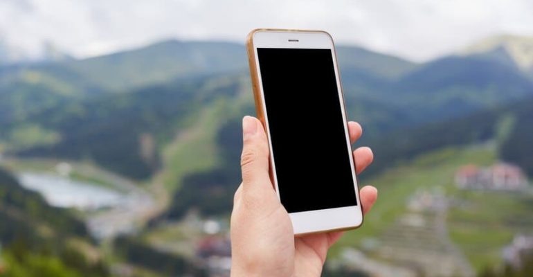 Apakah Anda pernah mengalami masalah ketika tombol power pada ponsel Samsung Anda tidak berfungsi? Ini adalah masalah umum yang bisa membuat frustrasi banyak pengguna. Tidak bisa menghidupkan ponsel tanpa tombol power bisa menjadi situasi yang merepotkan, terutama saat Anda membutuhkan akses cepat ke ponsel. Namun, jangan khawatir! Di artikel ini, kami akan membahas cara menghidupkan HP tanpa tombol power Samsung dengan berbagai metode yang efektif dan mudah diikuti. Dengan solusi ini, Anda dapat mengatasi masalah tersebut tanpa harus repot pergi ke layanan teknis. Mengapa Tombol Power HP Rusak? Tombol power pada smartphone, terutama Samsung, adalah salah satu komponen yang paling sering digunakan. Sayangnya, seiring berjalannya waktu, tombol ini bisa mengalami kerusakan. Penyebabnya bisa bervariasi, antara lain: Penggunaan Berlebihan: Menghidupkan dan mematikan ponsel secara berulang dapat menyebabkan tombol power cepat aus. Kelembapan dan Debu: Kelembapan dapat merusak sirkuit internal tombol, sementara debu yang menumpuk dapat mengganggu fungsinya. Bahan Berkualitas Rendah: Beberapa model ponsel mungkin menggunakan material yang tidak cukup kuat, membuat tombol mudah rusak. Kecelakaan Fisik: Jatuh atau terkena tekanan berlebih dapat menyebabkan tombol tidak berfungsi. Pemasangan Aksesoris yang Salah: Beberapa casing atau pelindung mungkin menekan tombol secara tidak sengaja, yang bisa mengakibatkan kerusakan. 7 Cara Menghidupkan HP Tanpa Tombol Power Samsung Ketika tombol power pada ponsel Samsung Anda tidak berfungsi, ada beberapa metode alternatif yang bisa Anda gunakan untuk menghidupkan perangkat Anda. Berikut adalah tujuh cara yang bisa dicoba: 1. Menggunakan Kombinasi Tombol Volume dan Home Salah satu cara yang paling sederhana dan efektif untuk menghidupkan HP Samsung tanpa tombol power adalah dengan menggunakan kombinasi tombol volume dan tombol home. Langkah-langkahnya: Pastikan ponsel dalam keadaan mati sepenuhnya. Tekan dan tahan tombol Volume Up (naik) dan tombol Home secara bersamaan. Tahan kedua tombol tersebut hingga logo Samsung muncul di layar, kemudian lepaskan. Metode ini bekerja pada banyak model Samsung dan sering kali dapat menghidupkan ponsel yang mati tanpa perlu menggunakan tombol power. 2. Mengaktifkan Fitur Double Tap to Wake Banyak model Samsung terbaru dilengkapi dengan fitur "Double Tap to Wake" yang memungkinkan Anda menyalakan layar hanya dengan mengetuk dua kali. Cara mengaktifkan fitur ini: Buka aplikasi Pengaturan. Pilih opsi Layar atau Tampilan. Temukan dan aktifkan Double Tap to Wake. Setelah mengaktifkan fitur ini, Anda dapat mengetuk dua kali pada layar untuk menghidupkannya, meskipun tombol power tidak berfungsi. Namun, metode ini hanya menghidupkan layar dan tidak bisa digunakan jika ponsel dalam keadaan mati total. 3. Menggunakan Aplikasi Pihak Ketiga Ada beberapa aplikasi di Google Play Store yang dapat membantu Anda menghidupkan ponsel tanpa menggunakan tombol power. Aplikasi ini biasanya menawarkan fitur untuk menghidupkan layar dengan gerakan atau sentuhan. Rekomendasi aplikasi: Gravity Screen: Aplikasi ini secara otomatis menyalakan layar saat Anda mengangkat ponsel. Power Button to Volume Button: Aplikasi ini mengalihkan fungsi tombol power ke tombol volume. Langkah-langkah menggunakan aplikasi: Unduh aplikasi yang diinginkan dari Google Play Store. Ikuti instruksi untuk mengonfigurasi aplikasi sesuai preferensi Anda. 4. Menghidupkan HP dengan Sensor Sidik Jari (Fingerprint) Jika HP Samsung Anda dilengkapi dengan sensor sidik jari, Anda dapat menggunakannya untuk menghidupkan perangkat. Cara menggunakan sensor sidik jari: Pastikan fitur sidik jari sudah diatur dan aktif di pengaturan. Letakkan jari Anda pada sensor sidik jari, dan ponsel akan menyala. Metode ini sangat praktis, terutama jika Anda sudah terbiasa menggunakan sidik jari sebagai metode keamanan. 5. Menggunakan Charger atau Hubungkan ke Laptop Menghubungkan ponsel ke charger atau laptop juga dapat menghidupkan perangkat Anda. Langkah-langkahnya: Colokkan charger ke ponsel Anda. Jika ponsel dalam keadaan mati, dia biasanya akan menyala secara otomatis setelah beberapa detik. Anda juga dapat menggunakan kabel USB untuk menghubungkan ponsel ke laptop, dan ini sering kali dapat menghidupkan perangkat. Metode ini berguna jika ponsel Anda mati karena kehabisan daya. 6. Mengatur Alarm atau Timer untuk Menghidupkan HP Menggunakan fitur alarm atau timer pada ponsel Anda dapat menjadi alternatif untuk menyalakan perangkat. Langkah-langkah: Atur alarm di ponsel pada waktu tertentu. Ketika alarm berbunyi, ponsel akan menyala. Pastikan untuk mengatur alarm dengan benar sebelum ponsel dimatikan. 7. Menggunakan Fitur "Find My Mobile" Samsung Samsung menyediakan fitur "Find My Mobile" yang memungkinkan Anda menghidupkan ponsel dari jarak jauh jika perangkat dalam keadaan mati. Cara menggunakan fitur ini: Kunjungi situs web Find My Mobile Samsung. Masuk dengan akun Samsung Anda. Pilih perangkat yang ingin Anda hidupkan dan pilih opsi untuk menyalakannya. Fitur ini sangat berguna jika Anda kehilangan ponsel atau jika perangkat Anda tidak dapat dinyalakan dengan cara lain. Menghidupkan HP tanpa tombol power Samsung bukanlah hal yang sulit jika Anda tahu caranya. Dari menggunakan kombinasi tombol hingga aplikasi pihak ketiga, ada banyak solusi yang dapat Anda coba. Menggunakan fitur yang sudah ada di ponsel Anda bisa menjadi cara yang cepat dan efektif untuk mengatasi masalah ini. Dengan mengikuti langkah-langkah di atas, Anda dapat dengan mudah menghidupkan ponsel Anda meskipun tombol power tidak berfungsi. Jika Anda mengalami masalah lebih lanjut dengan perangkat mobile Anda atau membutuhkan ponsel berkualitas untuk produktivitas harian, pertimbangkan untuk sewa HP di Indorental. Kami adalah penyedia sewa multimedia dan perangkat IT terlengkap dan tepercaya. Kami menawarkan berbagai jenis ponsel yang sesuai dengan kebutuhan Anda, baik untuk keperluan pribadi maupun bisnis. Proses penyewaan di Indorental sangat mudah: Kunjungi Situs Indorental: Lihat berbagai produk HP yang tersedia untuk disewa di Indorental. Anda bisa memilih tipe HP yang sesuai dengan kebutuhan. Hubungi Indorental: Anda dapat menghubungi Indorental melalui WhatsApp untuk informasi lebih lanjut, konsultasi, atau melakukan pemesanan. Lengkapi Administrasi Sewa: Indorental menyediakan layanan administrasi yang mudah dan cepat. Anda cukup melengkapi beberapa dokumen sederhana, dan perangkat yang Anda butuhkan akan segera tersedia. Perangkat Dikirim Ke Tempat Tujuan: Setiap perangkat yang Anda butuhkan akan segera Indorental kirimkan ke tempat tujuan sesuai dengan permintaan Anda. Jangan ragu untuk menghubungi kami melalui WhatsApp di sini untuk mendapatkan informasi lebih lanjut. Segera dapatkan ponsel berkualitas dengan mudah dan penuhi kebutuhan produktivitas Anda!