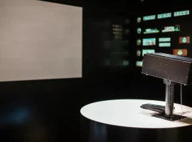 proyektor atau lcd